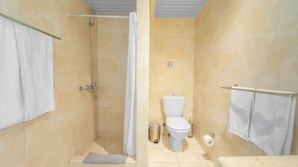 Tiara Holidays - Canvas by Mitsis Messonghi - standard room bunk beds - bathroom